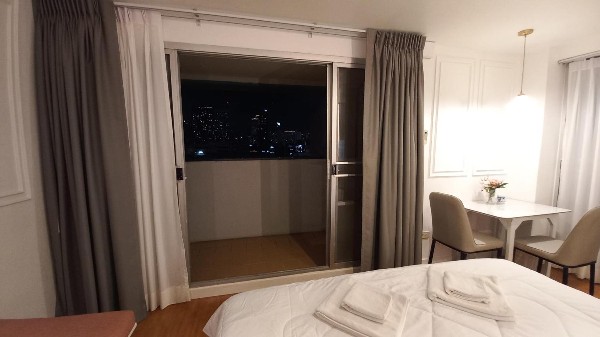 Panoramic City View Room At Silom Bangkok Oda fotoğraf